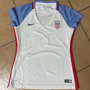 NIKE DRI-FIT// USA WOMENS JERSEY
AUTHENTICITY CODE: A3J432715